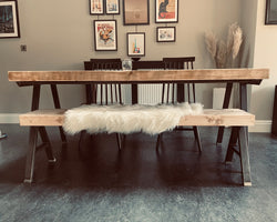 Uma forma de mesa de jantar rústica estilo industrial feita de madeira maciça de 65mm e pernas de aço | Laje Velha Grossa TAB16