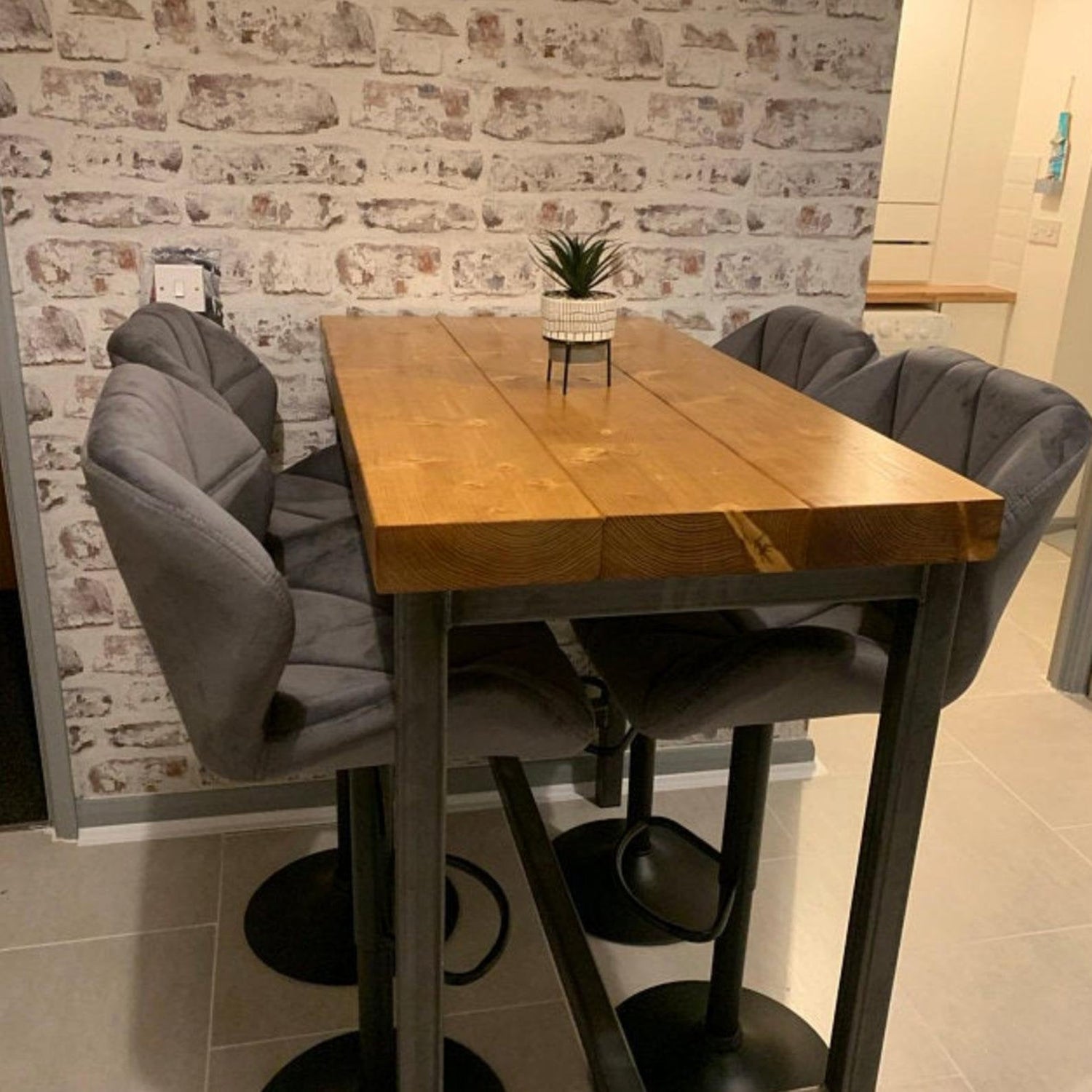 Tamborete de bar de veludo cinza com / estrutura de metal Apoio para os pés ajustável em altura giratório VBS01